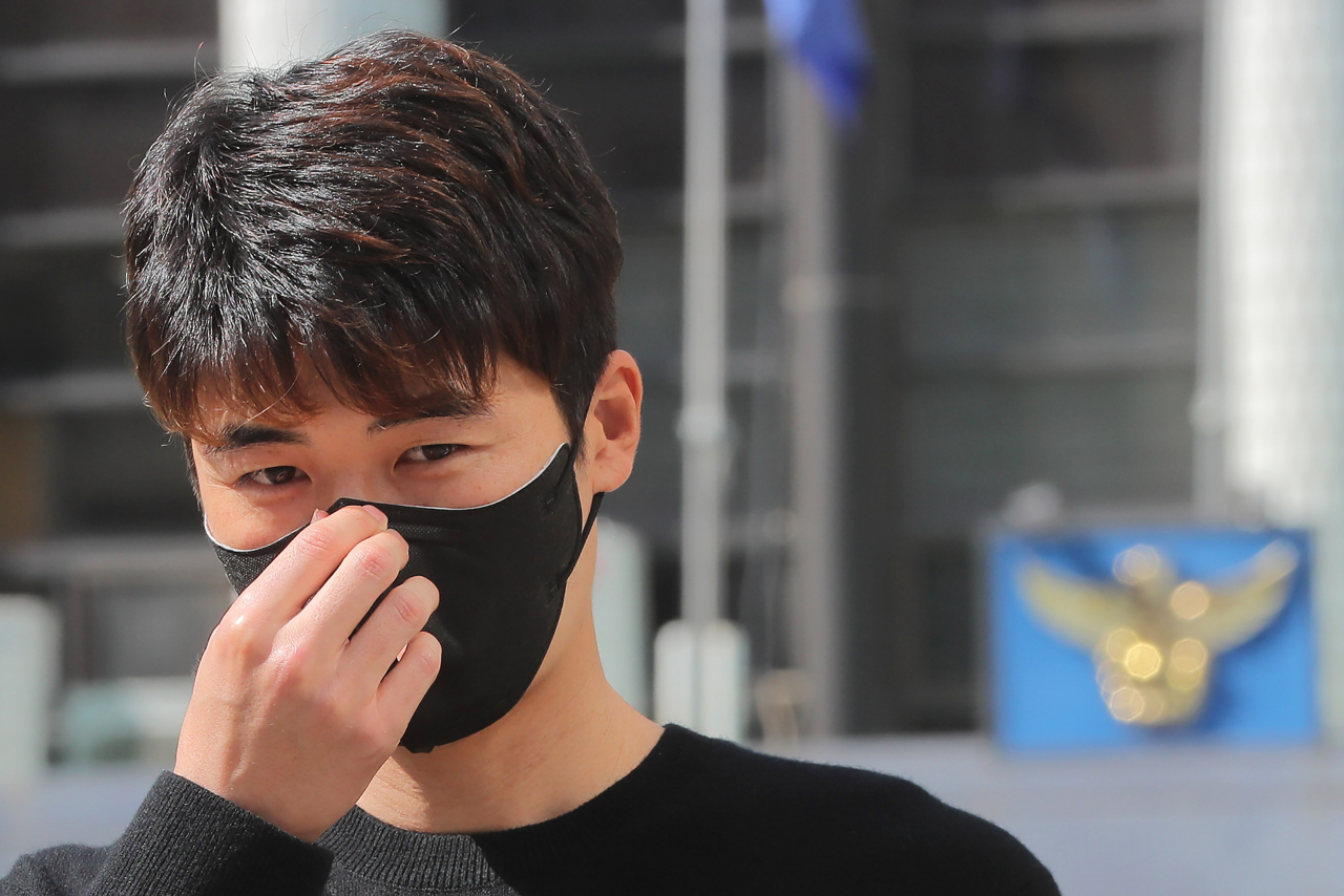 경찰이 28일 농지법, 국토계획법 위반 등의 혐의를 받는 프로축구 K리그1 FC서울 선수 기성용 씨의 아버지를 불러 조사를 벌일 예정이다. 기씨가 지난달 31일 오후 서울 서초경찰서에 출석한 모습. [연합]