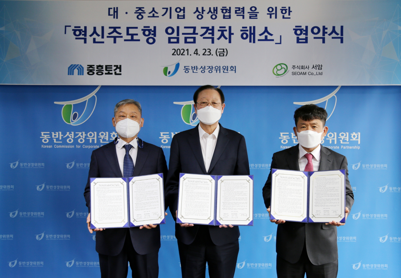 (왼쪽부터) 중흥토건 이경호 대표이사, 동반성장위원회 권기홍 위원장, 서암 설구호 대표 [중흥건설그룹 제공]