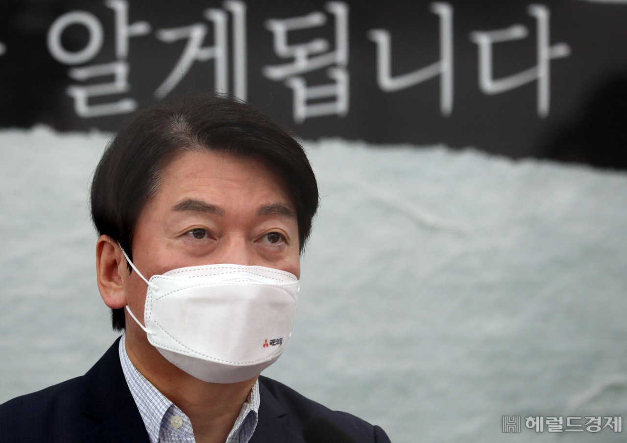 [헤럴드경제=이상섭 기자] 안철수 국민의당 대표가 26일 오전 서울 여의도 국회에서 열린 최고위원회의에서 모두발언을 하고 있다. babtong@heraldcorp.com