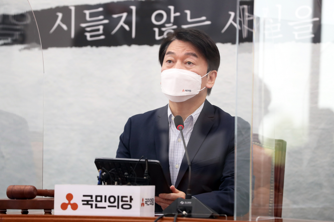 안철수 국민의당 대표가 26일 오전 서울 여의도 국회에서 열린 최고위원회의에서 문재인 정부의 조세정책과 최근 문제가 된 우리 군의 부실 급식을 비판하고 있다. [헤럴드경제=이상섭 기자]