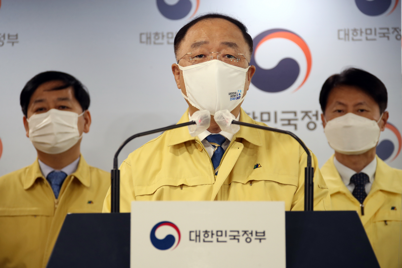 홍남기 국무총리 직무대행이 26일 오전 정부서울청사에서 코로나19 백신과 관련한 대국민 담화를 발표하고 있다.[연합]