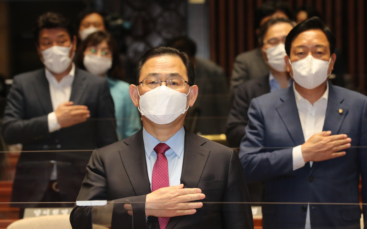 주호영 국민의힘 당대표 권한대행과 의원들이 지난 21일 오후 서울 여의도 국회에서 열린 의원총회에서 국기에 대한 경례를 하고 있다. [헤럴드경제=이상섭 기자]