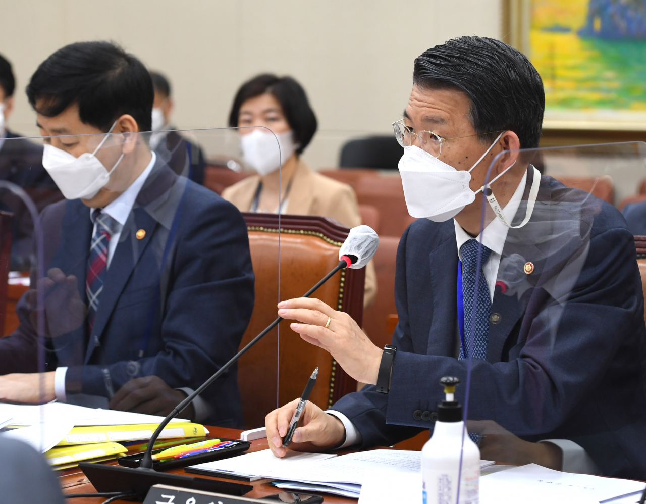 [사진=은성수 금융위원장이 22일 오전 서울 여의도 국회에서 열린 정무위원회 전체회의에서 의원 질의에 답하고 있다. 연합]