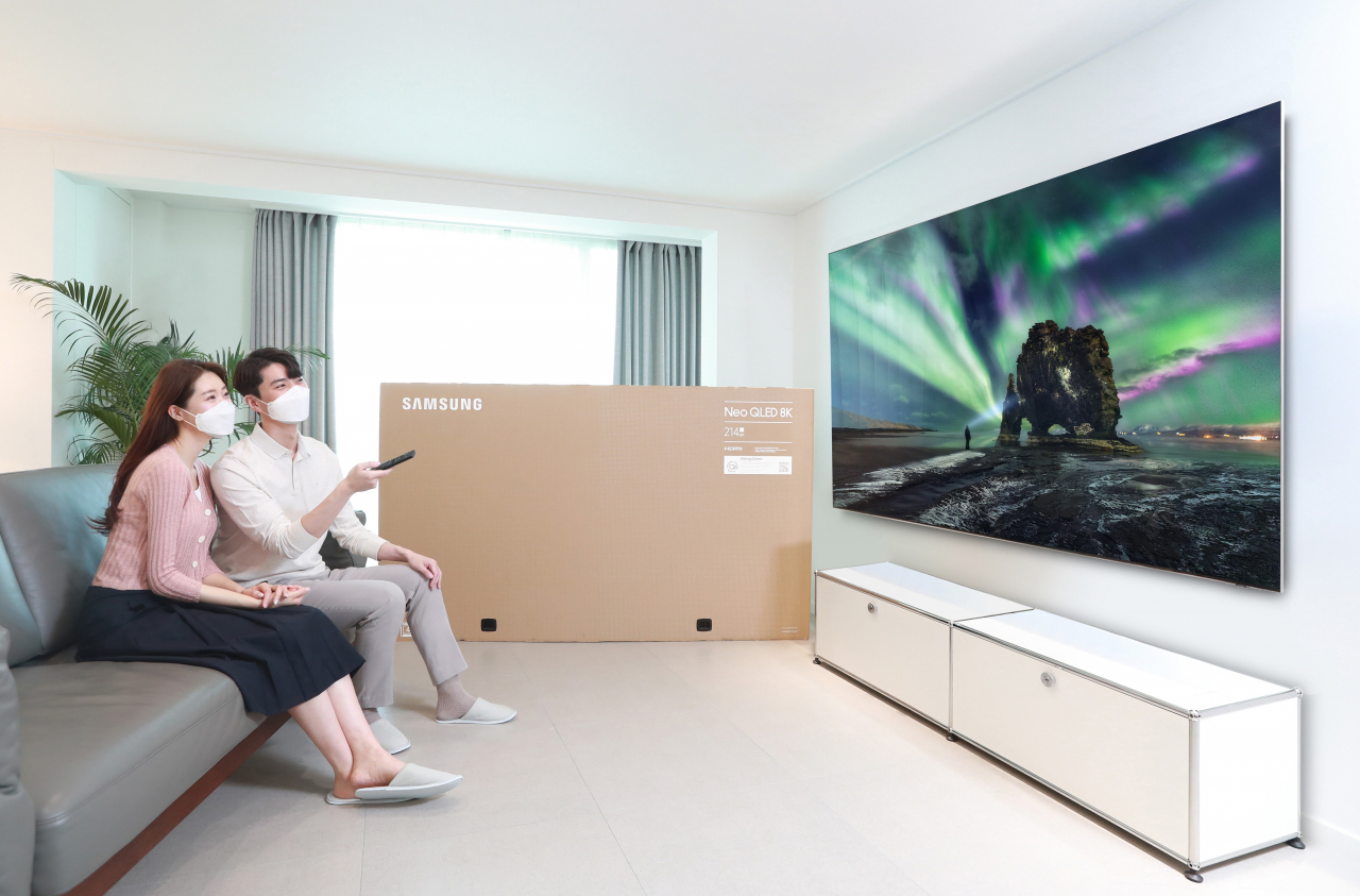 삼성전자는 2021년형 QLED TV 국내 판매량이 1만대를 넘어섰다고 26일 밝혔다. 고객들이 삼성 Neo QLED 8K 제품을 감상하고 있다. [삼성전자 제공]