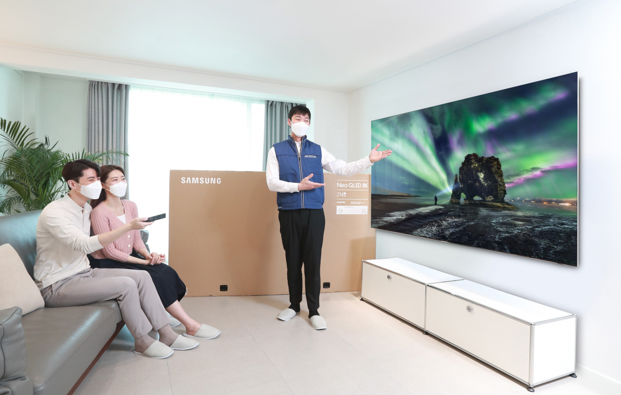삼성전자는 2021년형 QLED TV 국내 판매량이 1만대를 넘어섰다고 26일 밝혔다. 고객들에게 삼성 Neo QLED 8K 제품이 배송되는 모습. [삼성전자 제공]