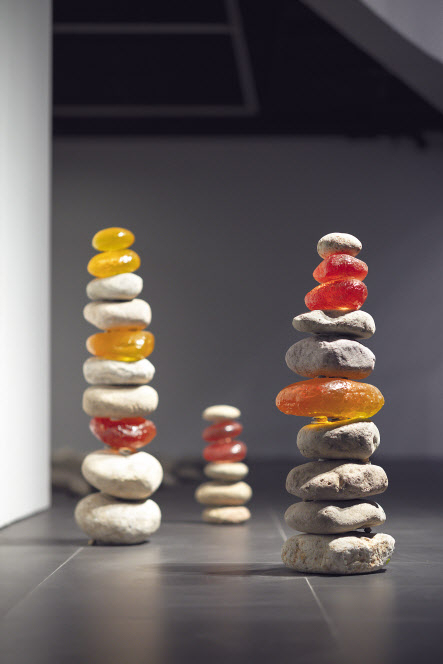 박현기, Untitled, 1978(2015년 재제작), 돌과 레진, 가변크기[갤러리현대 제공]