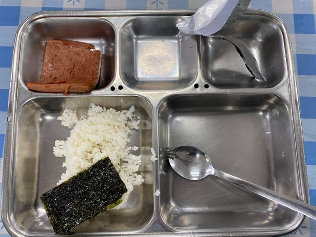 국방부는 26일 휴가 복귀 병사들의 격리 기간 부실한 시설·급식 논란과 관련해 급식체계를 일제점검하고 급식여건을 개선하는 등 장병들이 불편함이나 소외감을 느끼지 않도록 최우선적으로 조치하겠다고 밝혔다. 육군 12사단 예하부대 소속이라고 밝힌 제보자가 격리 장병에게 제공되는 급식이라고 제보한 사진. [‘육군훈련소 대신 전해드립니다’ 페이스북]