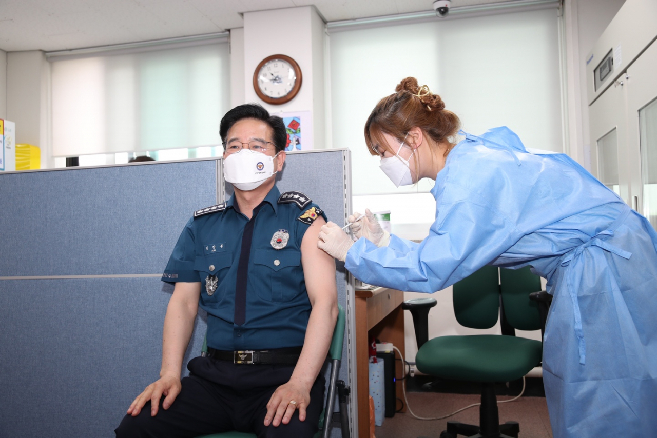 김창룡 경찰청장이 26일 오전 서울시 종로구 보건소에서 신종 코로나바이러스 감염증(코로나19) 감염 예방을 위한 아스트라제네카(AZ) 백신을 접종받고 있다. [경찰청 제공]