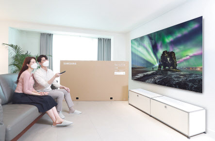 고객들이 삼성 Neo QLED 8K 제품을 감상하고 있는 모습. [삼성전자 제공]