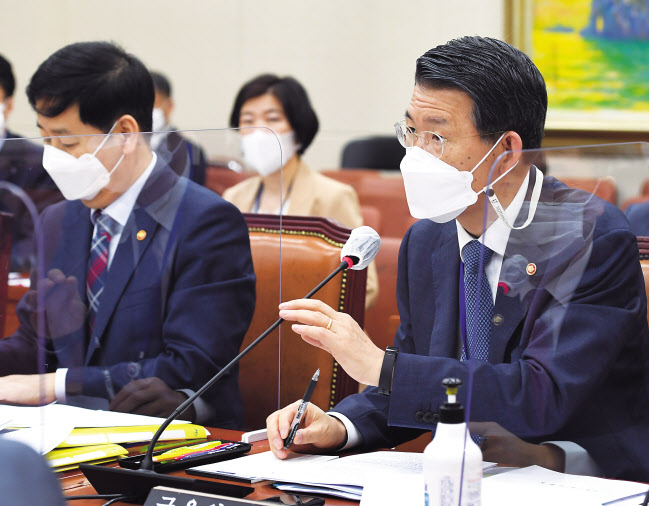 은성수 금융위원장이 22일 오전 서울 여의도 국회에서 열린 정무위원회 전체회의에서 의원 질의에 답하고 있다. [연합]