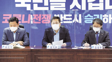 26일 서울 여의도 국회 의원회관에서 열린 더불어민주당 백신 점검단회의에서 홍익표 정책위의장이 발언하고 있다. 이상섭 기자