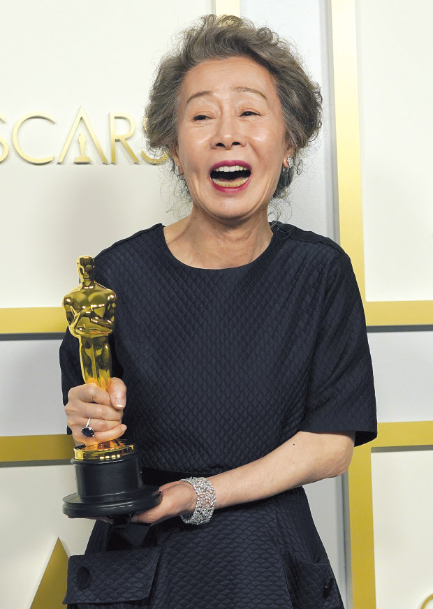 26일(한국시간) 열린 제93회 아카데미 시상식에서 여우조연상을 수상한 ‘영화’ 미나리의 윤여정이 트로피를 든 채 환하게 웃고 있다. [AP]