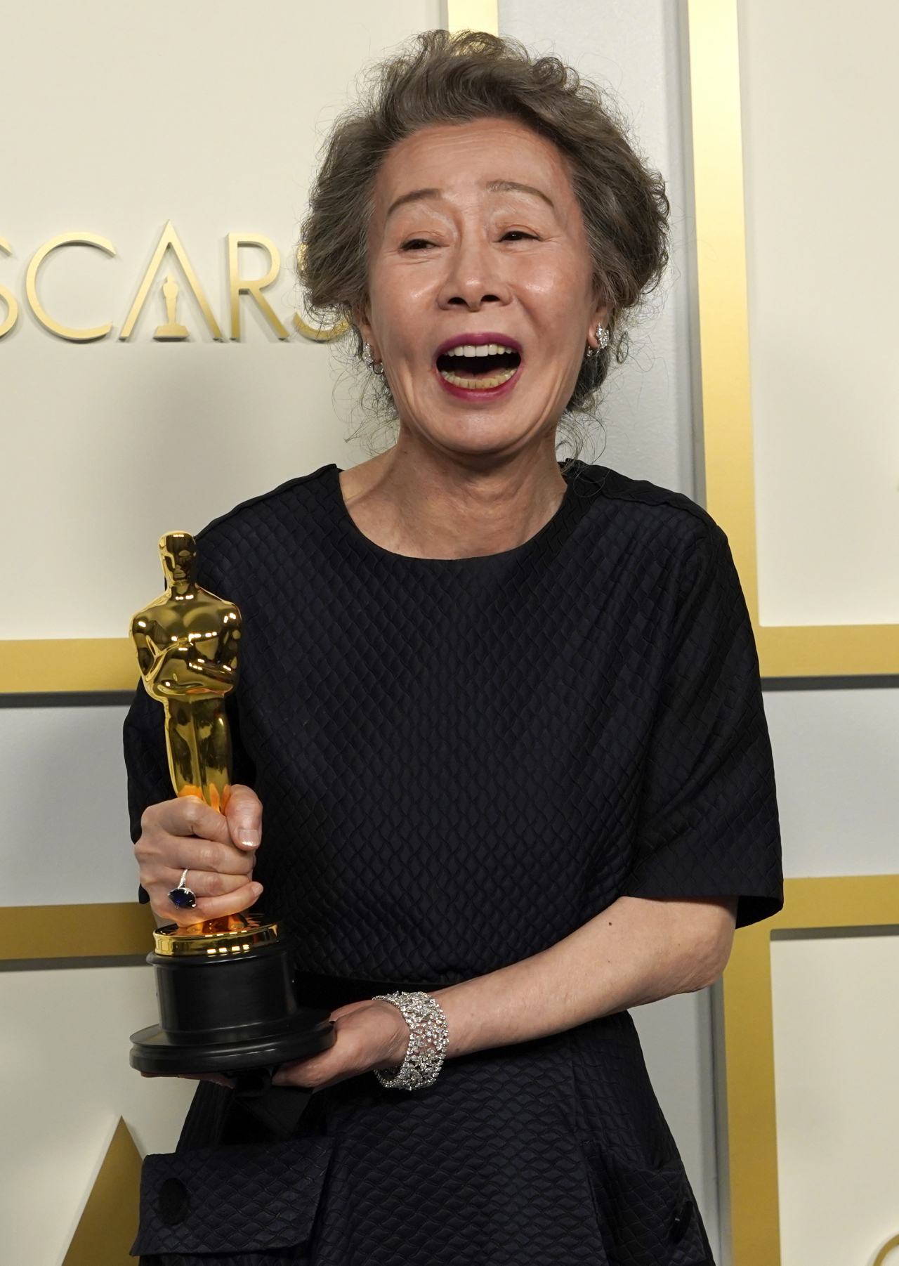 25일(현지시간) 미국 LA 시내 유니온 스테이션에서 열린 제93회 아카데미 시상식에서 여우조연상을 수상한 ‘영화’ 미나리의 윤여정이 트로피를 든 채 환하게 웃고 있다. [AP]　