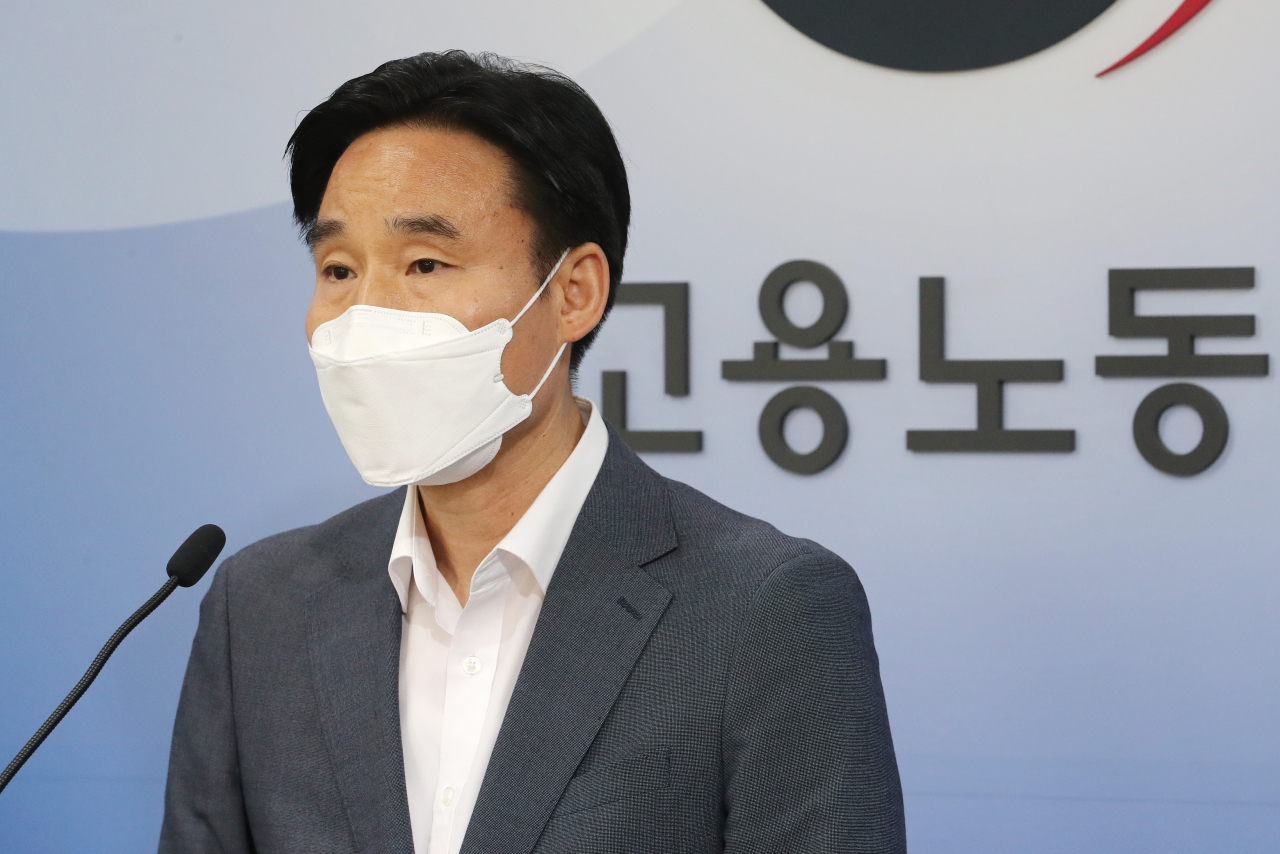 김규석 고용노동부 산재예방보상정책국장이 26일 오전 세종시 정부세종청사에서 2020년 연속 사망사고가 발생한 건설업체인 태영건설 본사 특별감독 결과 발표를 하고 있다. [연합]