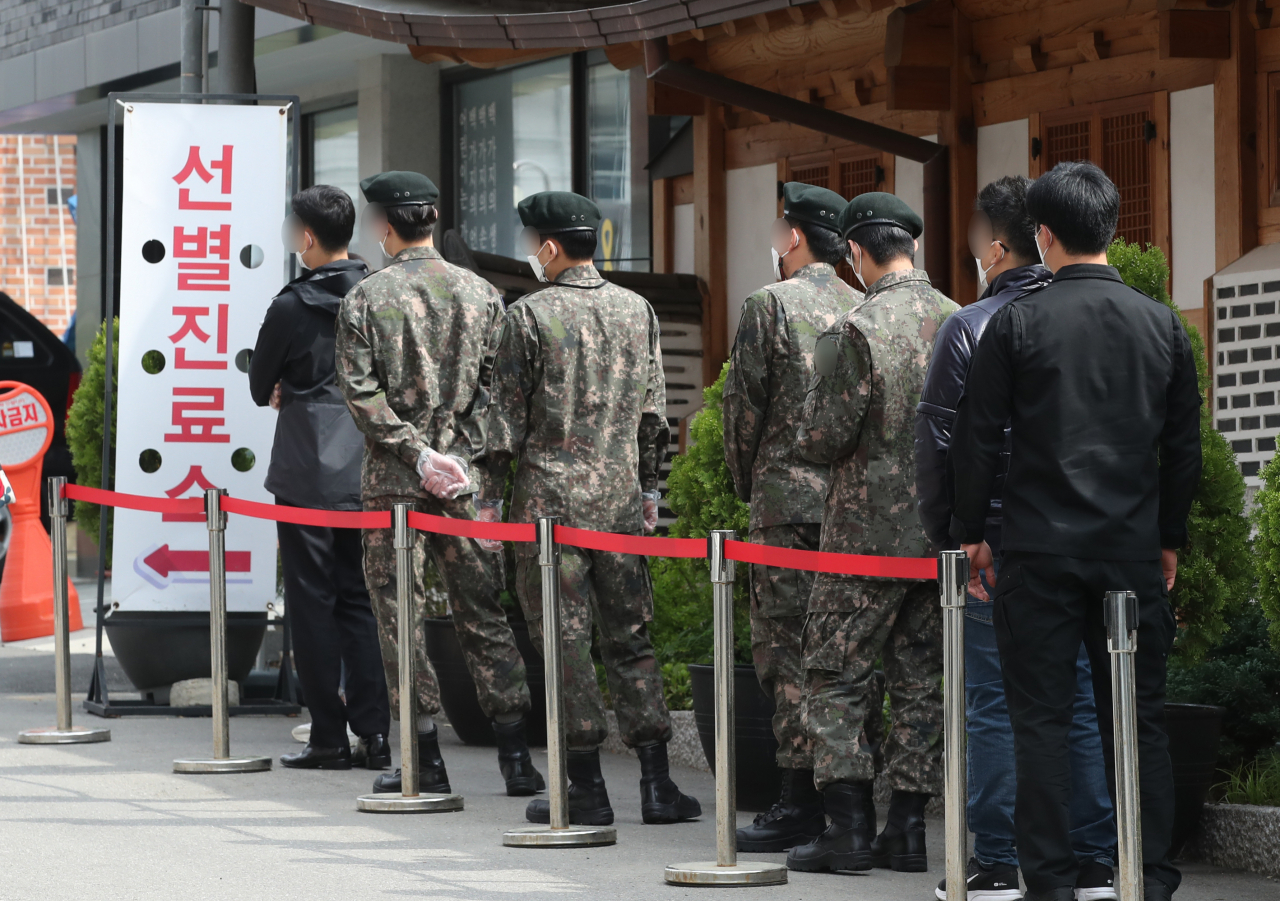 군 함정에 이어 공군 훈련비행단에서 코로나19 집단감염이 발생하면서 군 당국이 바짝 긴장하는 가운데 26일 오전 서울 종로구 보건소에서 군 장병들이 코로나19 검사를 받기 위해 줄을 서 있다. [연합]