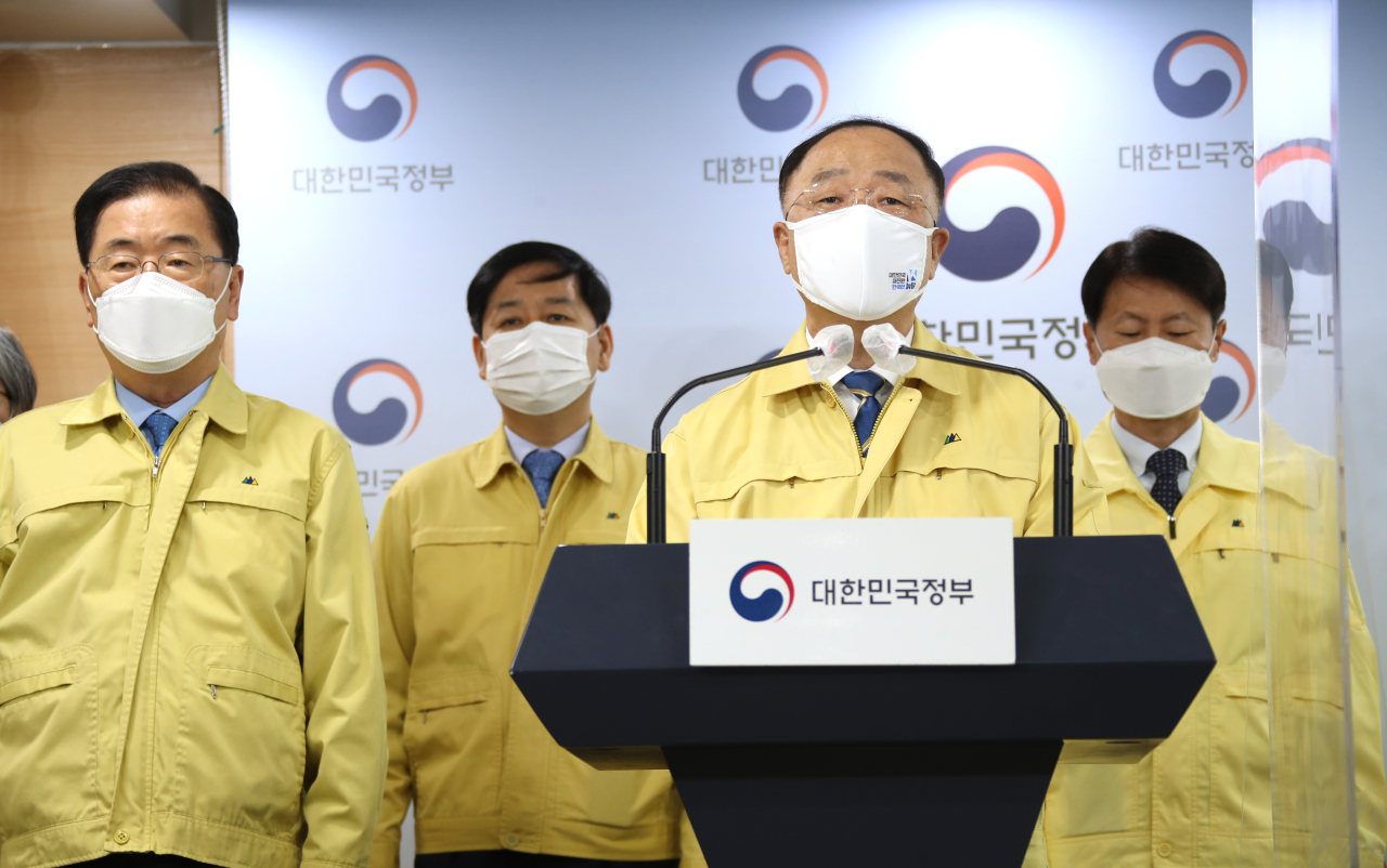Acting Prime Minister Hong Nam-ki speaks Monday while delivering a public message on South Korea's nationwide COVID-19 vaccination scheme. (Yonhap)
