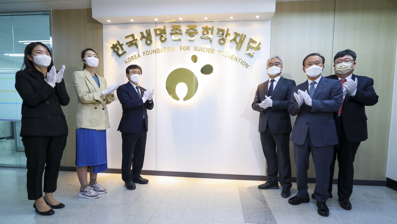 26일 오전 서울 중구에서 열린 한국생명존중희망재단 출범식에서 권덕철 보건복지부 장관(왼쪽에서 3번째) 등 참석자들이 현판 제막식을 한후 박수를 치고 있다. [보건복지부 제공]