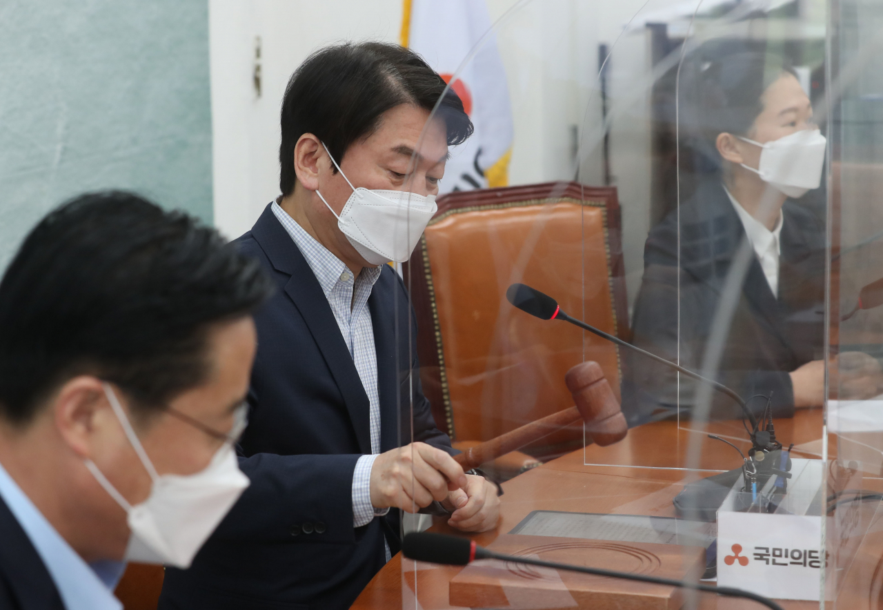 안철수 국민의당 대표가 26일 서울 여의도 국회에서 열린 최고위원회의에서 의사봉을 두드리고 있다. [헤럴드경제=이상섭 기자]