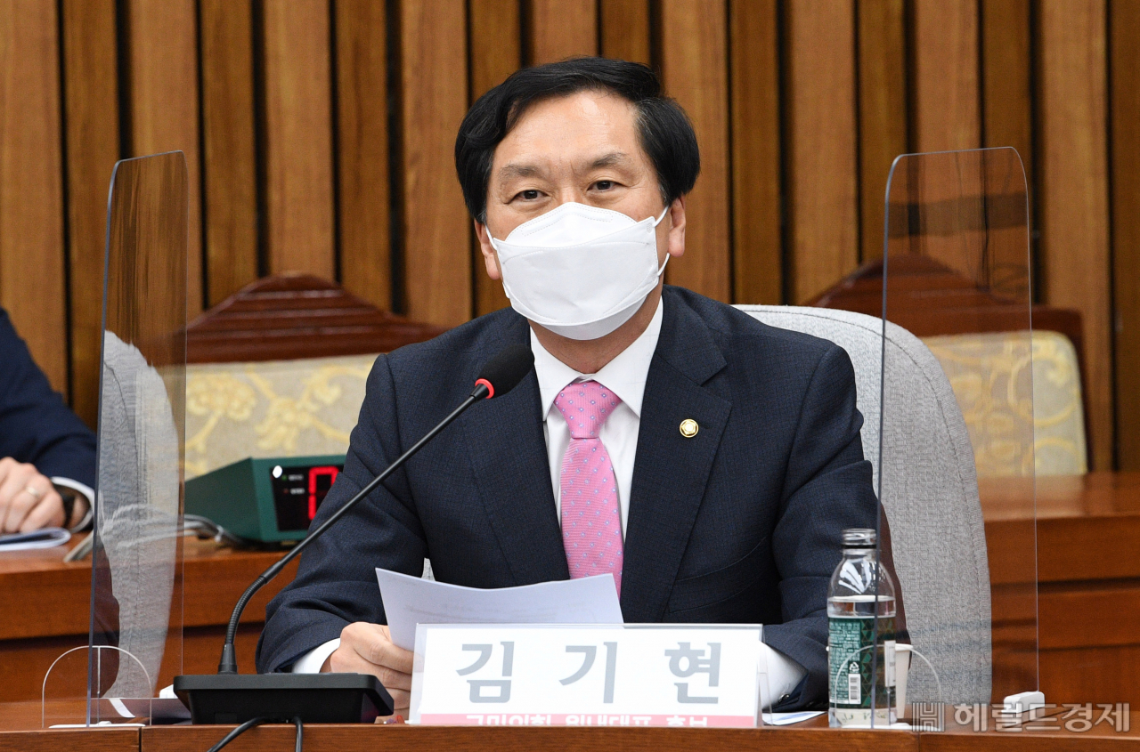 [헤럴드경제=이상섭 기자] 국민의힘 원내대표 경선에 나선 김기현 의원이 26일 오후 서울 여의도 국회에서 열린 '초선들과의 대화-원내대표 후보에게 듣는다' 토론회에 참석해 인사말을 하고 있다. babtong@heraldcorp.com