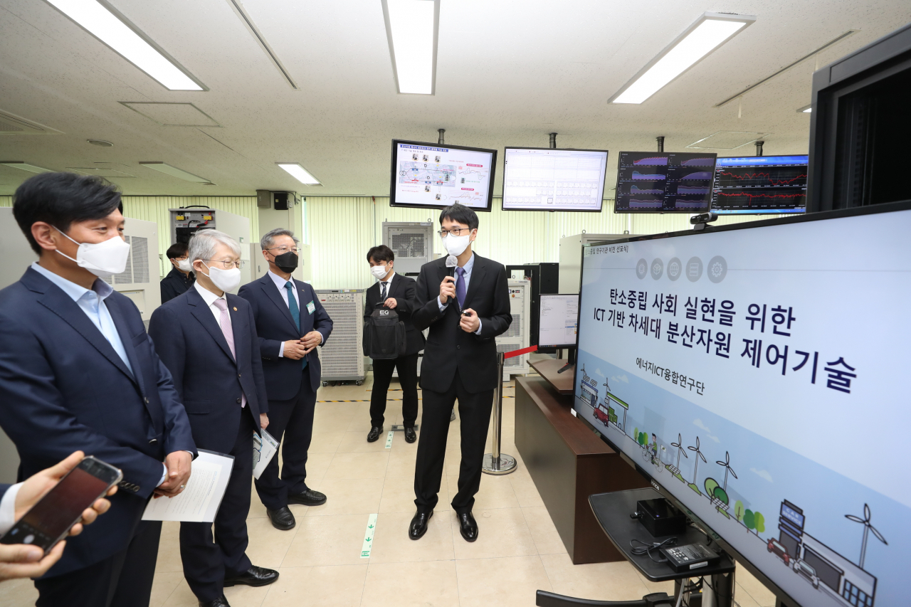 최기영 과학기술정보통신부 장관이 조승래 국회의원, 김종남 한국에너지기술연구원장 등과 채수용 에너지ICT융합연구단장으로부터 '탄소중립 사회 실현을 위한 ICT 기반 차세대 분산자원 제어기술' 에 대한 설명을 듣고 있다.[과기정통부 제공]