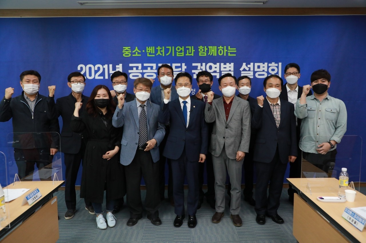 김정우 조달청장(왼쪽 세 번째), 이세용 대표이사(열우물 주식회사)(뒷줄 오른쪽 세 번째)