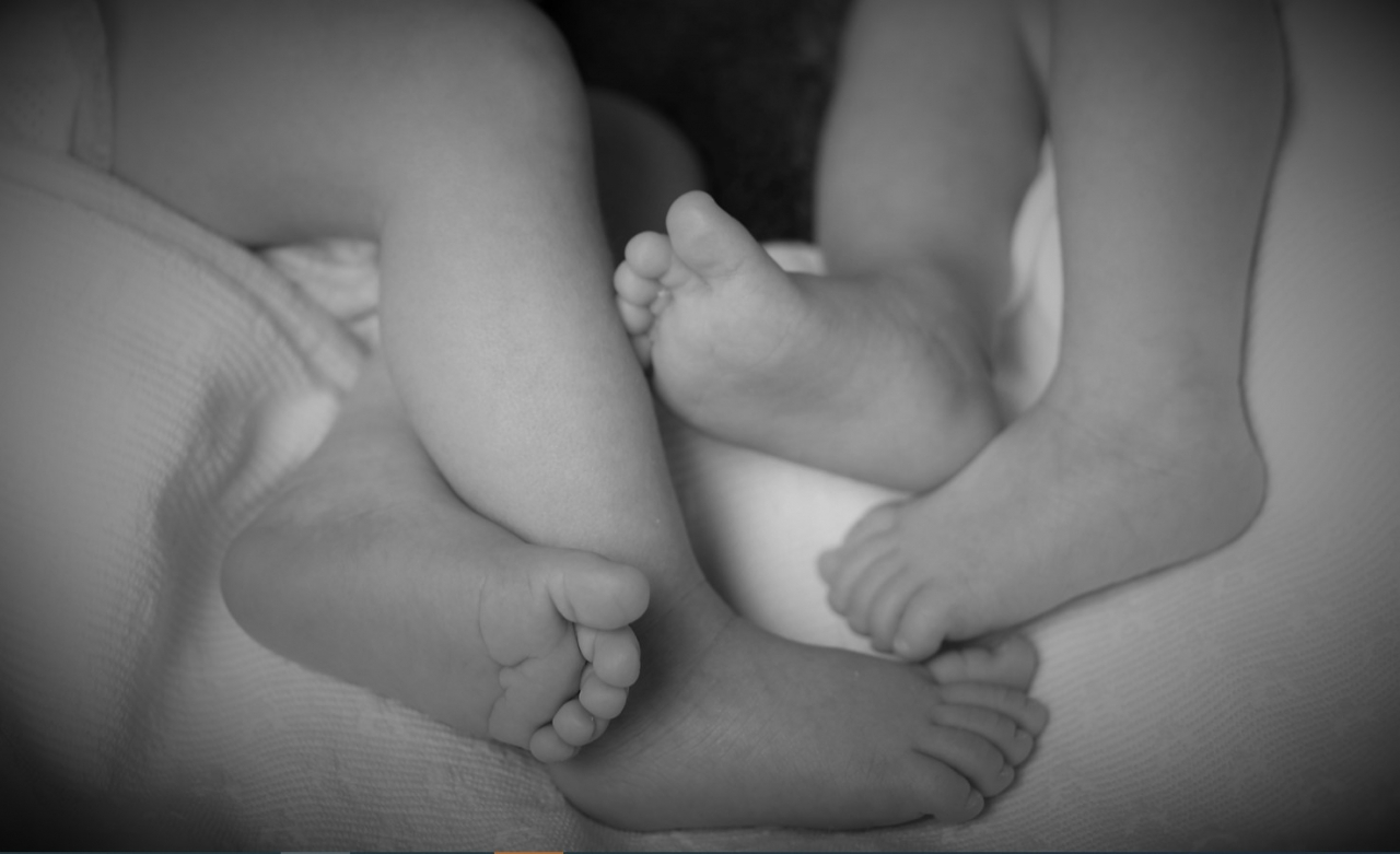 지난해 11월 발견된 여수 쌍둥이 중 여아는 이미 두 돌을 넘겼지만 제대로 걸음마조차 하지 못했다. 남아는 2년 전 냉장고에 유기돼 숨진 상태로 발견됐다. [사진=123RF]