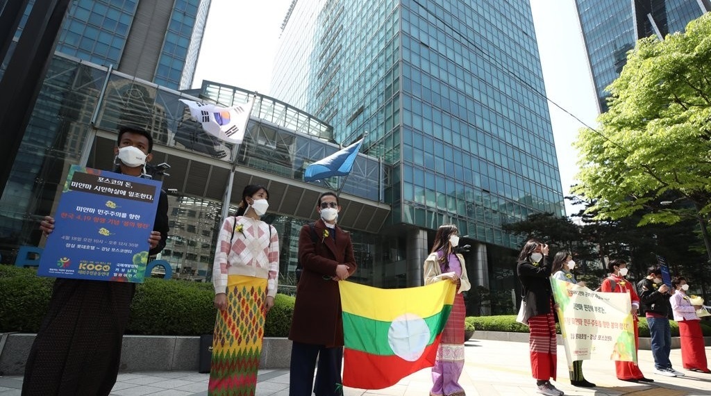 In this file photo, local activists and Myanmar nationals living in South Korea stage a rally in southern Seoul urging the Myanmar military to stop bloody crackdowns on its civilians on April 18, 2021. (Yonhap)