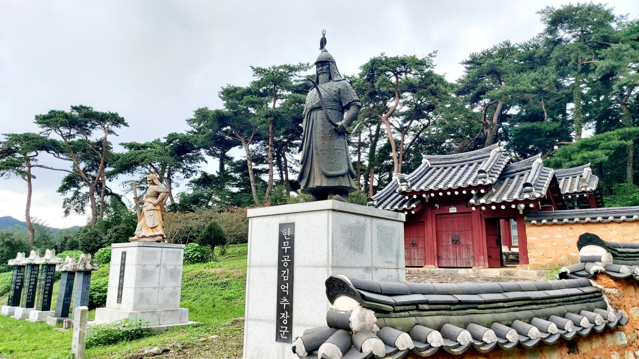 강진 청주김씨 김우필종가의 금강사 전경. 김억추장군과 이순신장군의 동상. 김응추, 김대복도 함께 배향됐다. [남도일보]