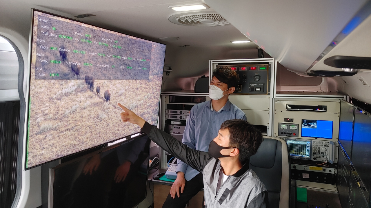 ETRI 연구진이 UHD 측정 차량 내부에서 8K-UHD 전송 기술을 시연하고 있다.[ETRI 제공]