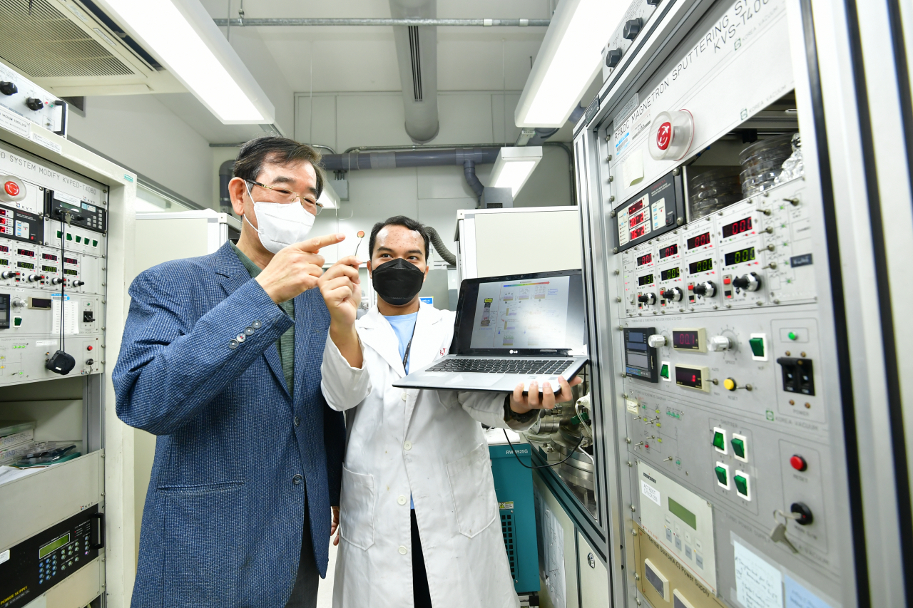 KIST 연구진이 개발한 고안정 리튬전극용 플라즈마 중합 카본 반도체 소재를 살펴보고 있다.[KIST 제공]