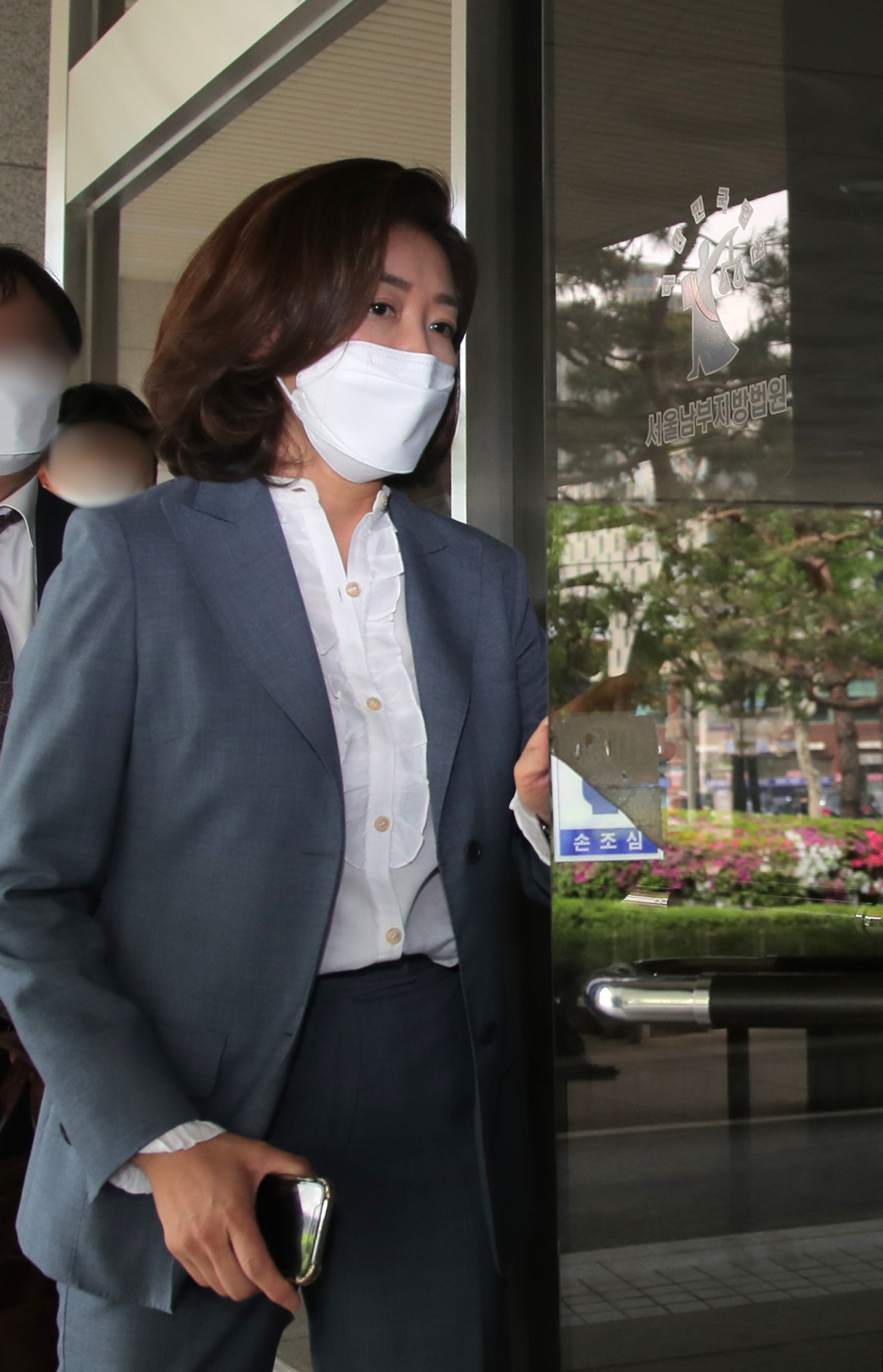 20대 국회 패스트트랙 충돌 사태로 기소된 국민의힘 나경원 전 의원이 26일 오전 서울 양천구 남부지법에서 열린 속행 공판에 출석하고 있다. [연합]