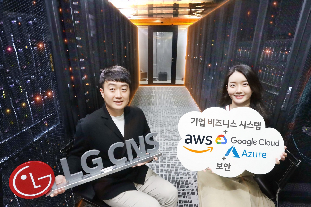 LG CNS 직원이 상암 데이터센터에서 ‘클라우드엑스퍼 프로옵스’ 서비스를 소개하고 있다 [LG CNS 제공]