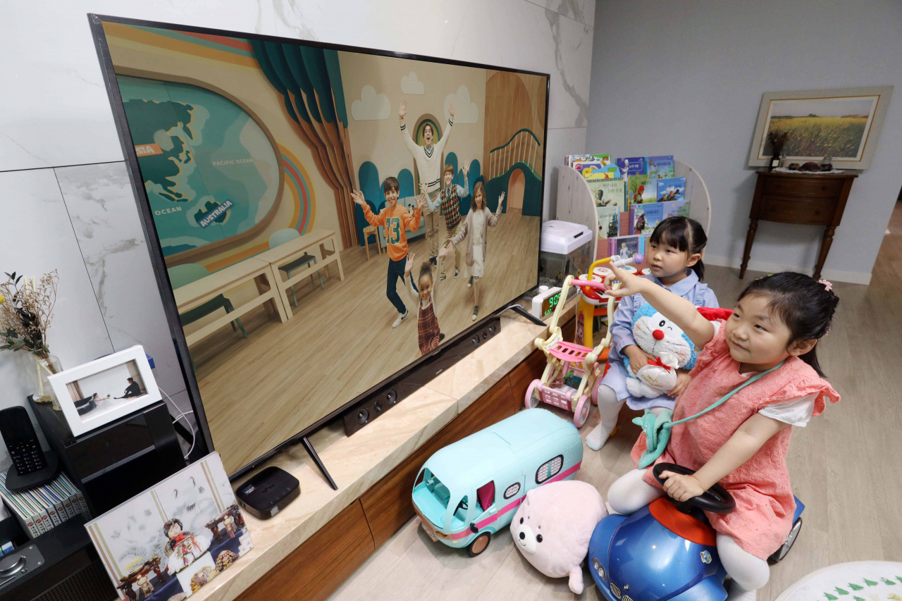 아이들이 U+아이들나라의 ‘에그스쿨 킨더가든’ 콘텐츠를 시청하고 있다. [LG유플러스 제공]
