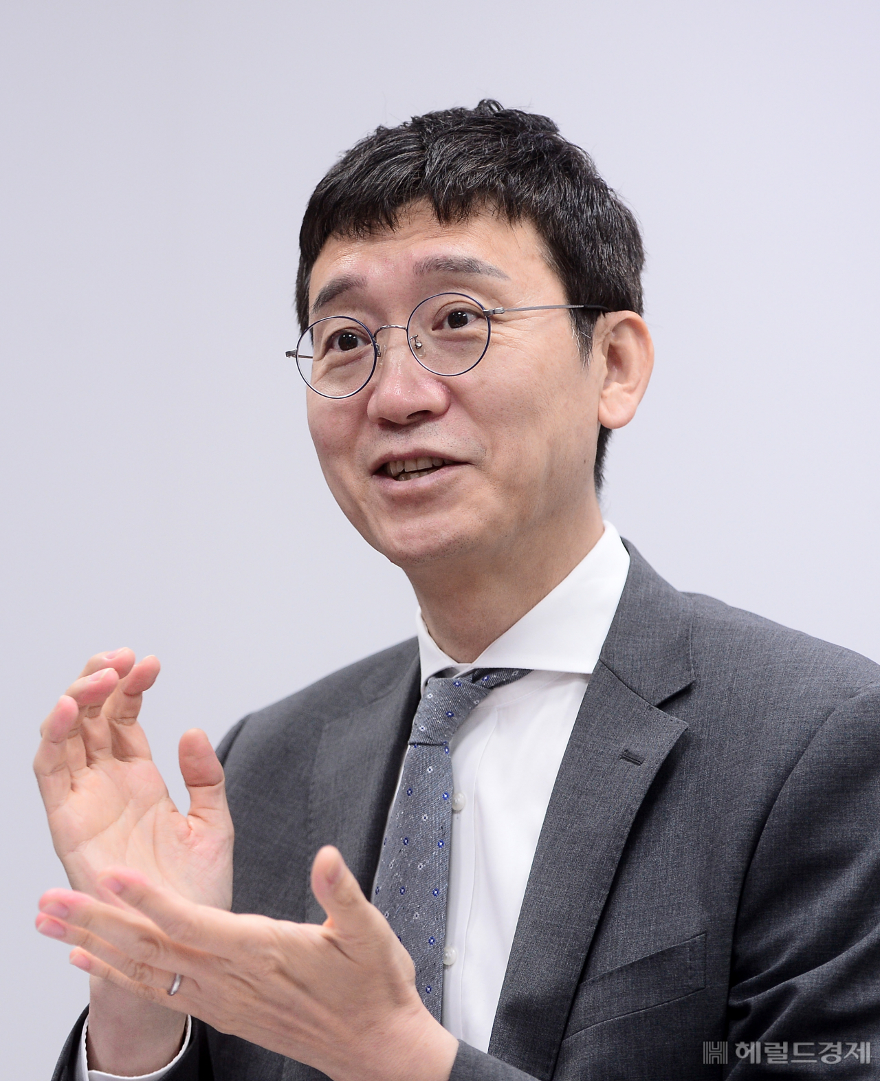 김웅 국민의힘 의원이 지난 26일 국회 의원회관에서 헤럴드경제와 인터뷰를 하고 있다. [이상섭 기자/babtong@heraldcorp.com]