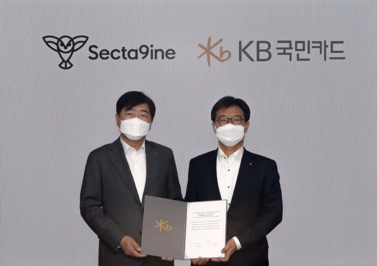 26일 오후 서울 종로구 내수동 KB국민카드 본사에서 열린 ‘해피포인트 PLCC’ 출시 등을 위한 업무협약식 후 이동철 KB국민카드 사장(오른쪽)과 이경배 섹타나인 대표가 기념 촬영을 하고 있다.[KB국민카드]