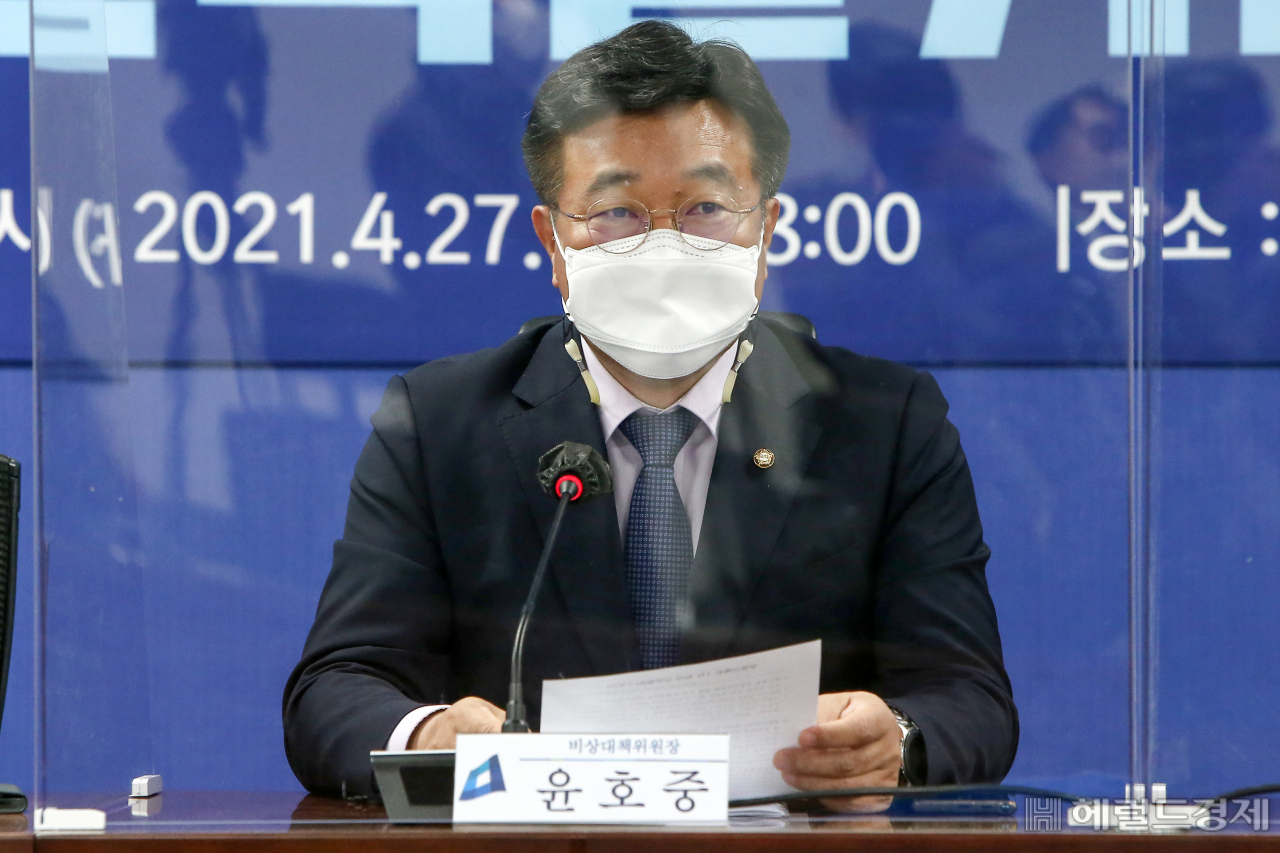 윤호중 더불어민주당 비상대책위원장 겸 원내대표가 27일 오전 국회에서 당 부동산특위 1차회의에 참석해 발언하고 있다. 이상섭 기자
