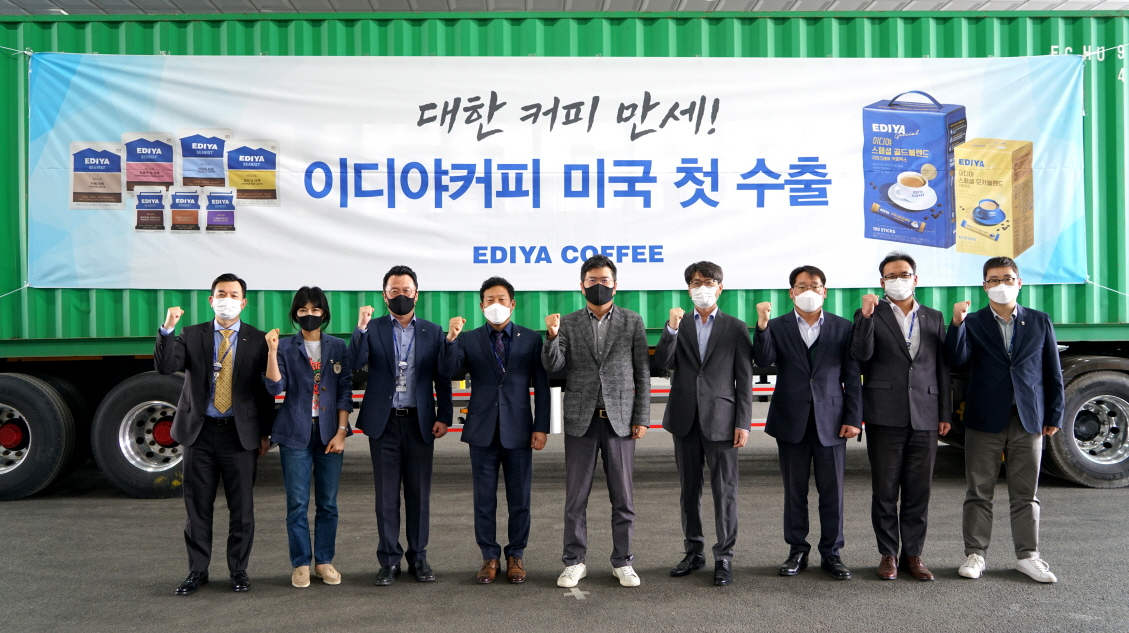 문창기(왼쪽에서 다섯 번째) 이디야커피 회장이 지난 26일 직원 및 관계자들과 함께 미국 수출용 제품을 담은 컨테이너 앞에서 기념촬영을 하고 있다. [이디야커피 제공]
