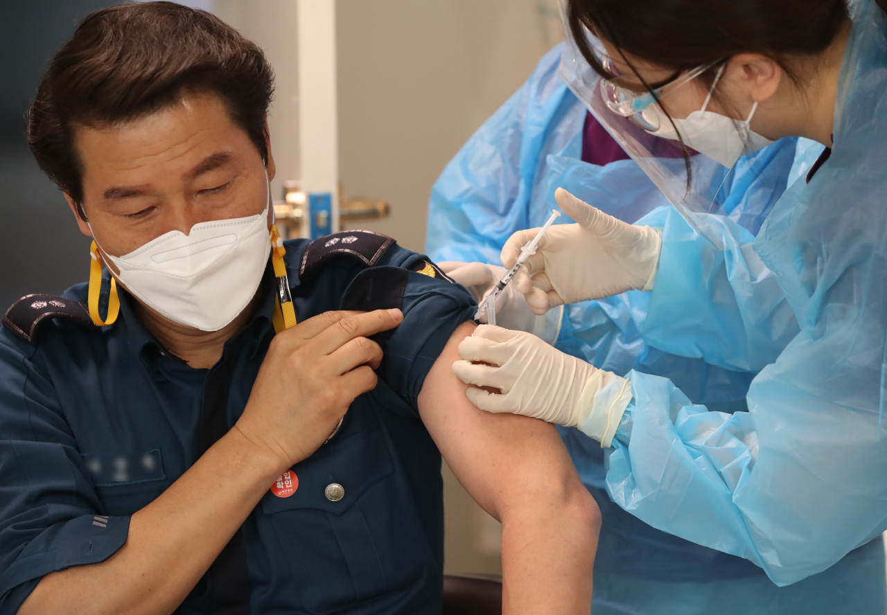 경찰, 해양경찰, 소방 등 사회필수인력의 코로나19 백신 접종이 시작된 지난 26일 오후 서울 광진구 혜민병원에서 광진경찰서 경찰관이 백신 접종을 받고 있다. [연합]