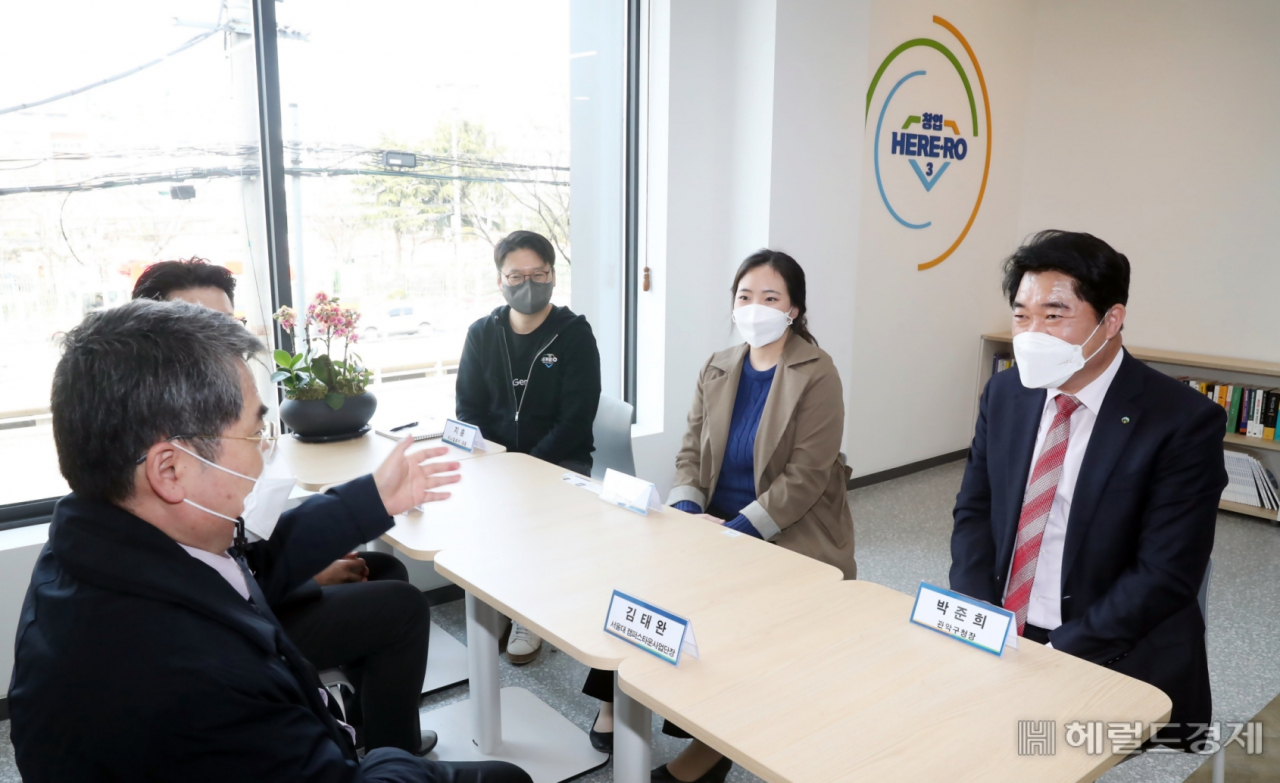 박준희(오른쪽) 관악구청장 지난 3월 창업지원시설에 방문해 입주기업 관계자들과 간담회를 하고 있다. 왼쪽 끝이 지훈 지니얼로지 대표. [관악구 제공]