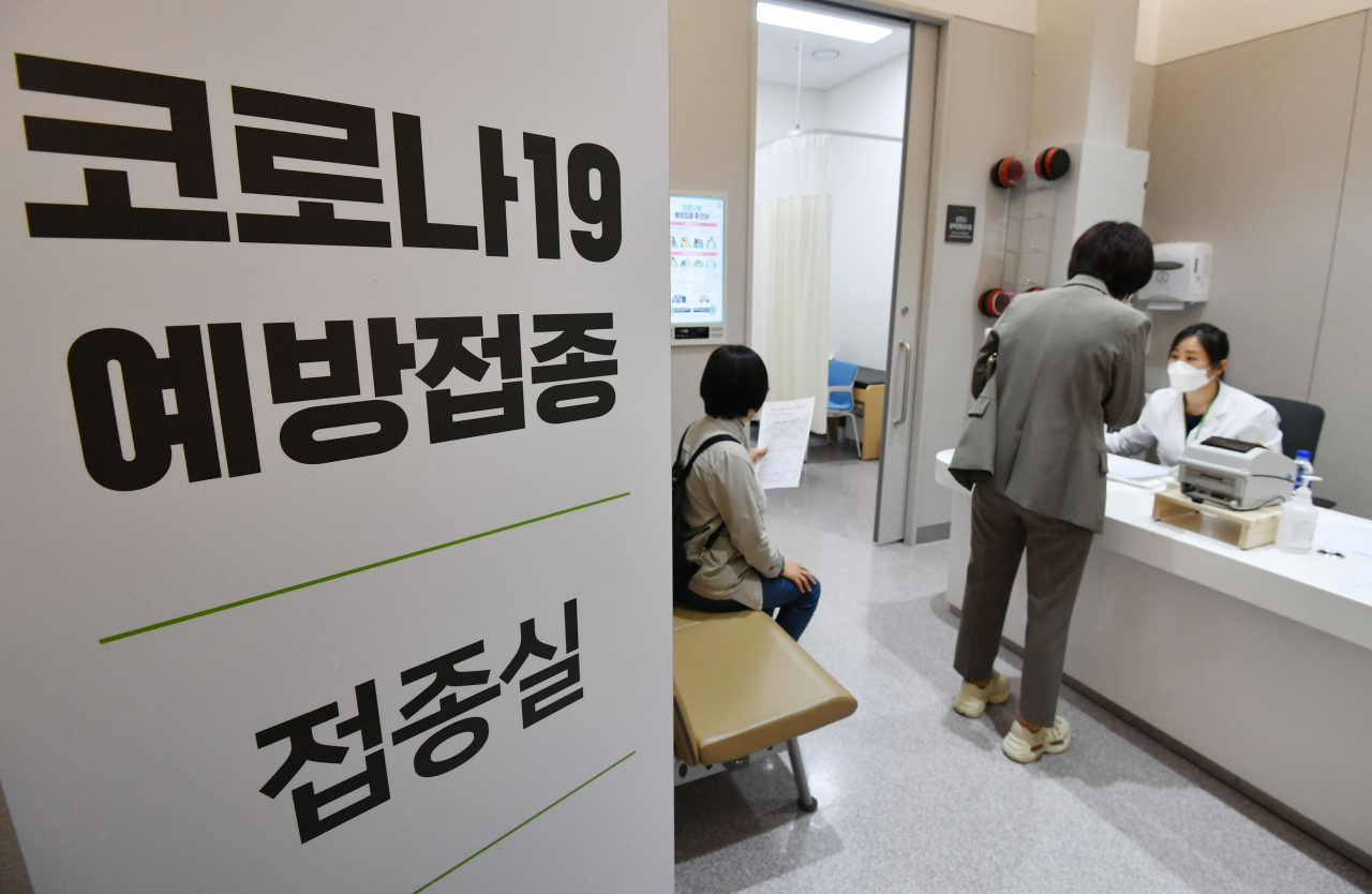 지난 19일 오후 서울 강서구 부민병원에서 항공사 승무원들이 아스트라제네카(AZ)의 신종 코로나바이러스 감염증(코로나19) 백신을 접종받기 위해 대기하고 있다. [연합]