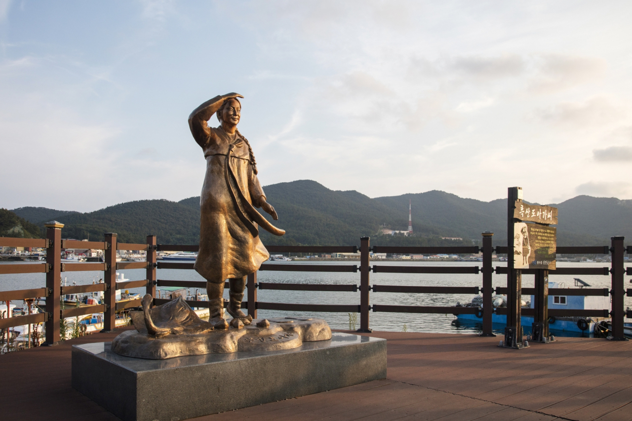 흑산항에 있는 흑산도아가씨 동상. 표정은 춘천 소양강 처녀 보다 온화한 느낌이다.