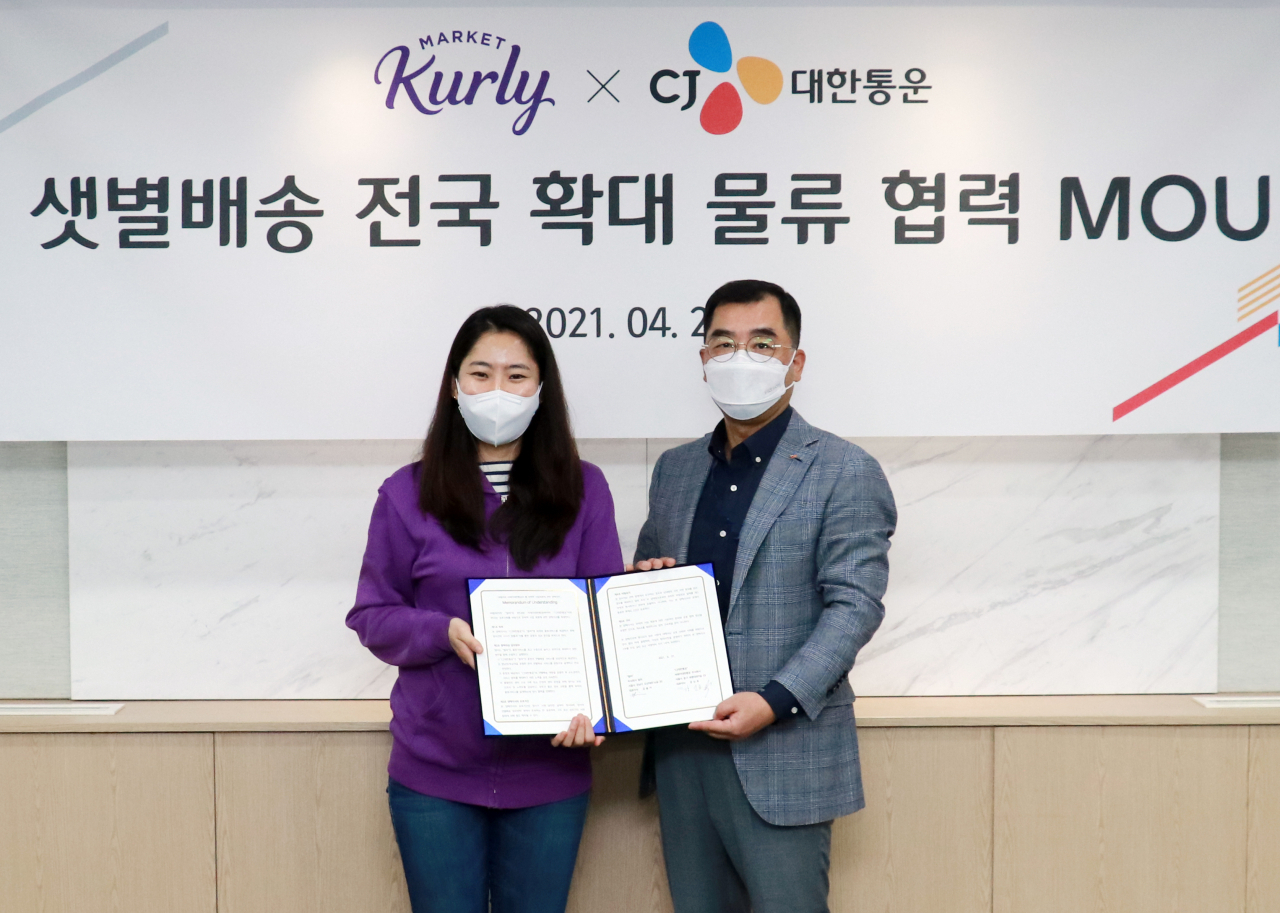 김슬아 컬리 대표(사진 왼쪽)가 27일 서울 중구 CJ대한통운 본사에서 강신호 CJ대한통운 대표와 함께 샛별배송 전국 확대를 위한 업무협약을 체결했다. [컬리 제공]