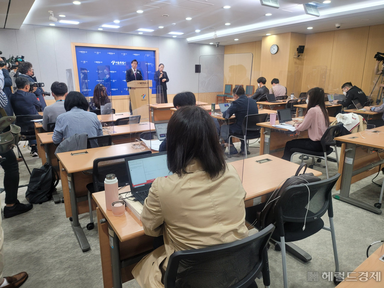 27일 오전 10시 30분 오세훈 서울시장이 시청 브리핑실에서 논란 많은 광화문광장 재구조화 사업에 대해 진행 중인 공사를 중단하지 않기로 결정했다고 발표하고 있다. 이날 오 시장은 혈세 400억이 투입됐으며 행정의 연속성을 위해 공사를 지속하겠다고 말했다. [한지숙 기자]