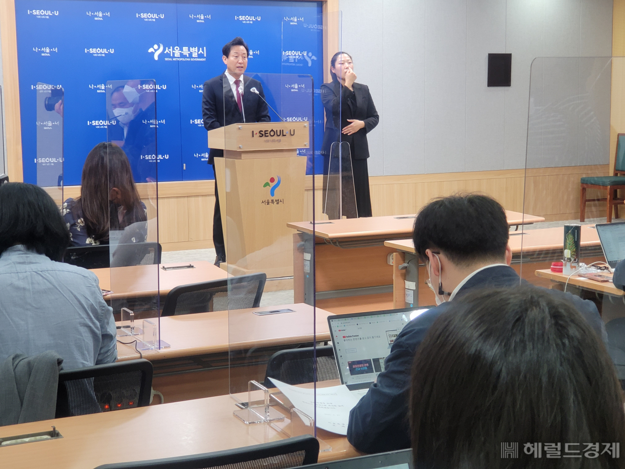 27일 오전 10시 30분 오세훈 서울시장이 시청 브리핑실에서 논란 많은 광화문광장 재구조화 사업에 대해 진행 중인 공사를 중단하지 않기로 결정했다고 발표하고 있다. 이날 오 시장은 혈세 400억이 투입됐으며 행정의 연속성을 위해 공사를 지속하겠다고 말했다. [한지숙 기자]