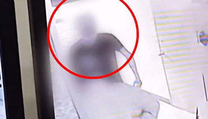 눈이 마주쳤다는 이유로 70대 노인을 폭행한 20대 남성의 범행 전 모습. [MBC뉴스 유튜브 캡처]