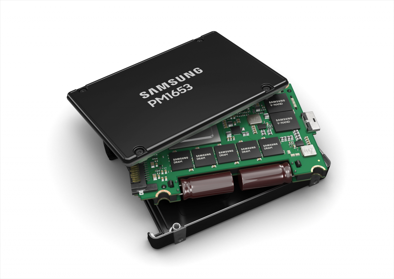 삼성전자가 업계 최고 성능의 엔터프라이즈(대기업) 서버용 차세대 SSD(Solid State Drive)인 ‘PM1653’을 출시했다고 27일 밝혔다. [삼성전자 제공]