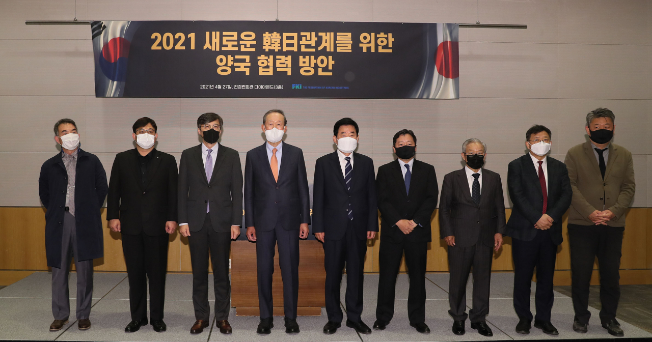 허창수 전경련 회장(왼쪽 네번째), 김진표 한일의원연맹 회장(다섯번째), 권태신 전경련 부회장(여섯번째)을 비롯한 주요인사들이 27일 전경련회관 컨퍼런스센터에서 열린 '2021 새로운 한일관계를 위한 양국 협력방안' 세미나에서 기념촬영을 하고 있다. [전경련 제공]