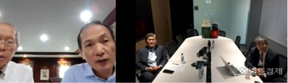 김기동(왼쪽) 노스타콤포지트 대표와 정동수 법무법인 율촌 고문 변호사가 인도네시아 Ratu Prabu Energi의 B, Bur Maras CEO와 화상회의에서 투자합의각서 사인을 하고 회의를 하고 있다.