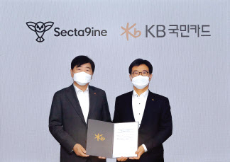 26일 오후 서울 종로구 내수동 KB국민카드 본사에서 열린 ‘해피포인트 PLCC’ 출시 등을 위한 업무협약식 후 이동철 KB국민카드 사장(오른쪽)과 이경배 섹타나인 대표가 기념 촬영을 하고 있다. [KB국민카드]