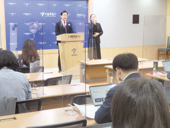 27일 오전 10시 30분 오세훈 서울시장이 시청 브리핑실에서 논란 많은 광화문광장 재구조화 사업에 대해 진행 중인 공사를 중단하지 않기로 결정했다고 발표하고 있다. 이날 오 시장은 혈세 400억원이 투입됐으며 행정의 연속성을 위해 공사를 지속하겠다고 말했다. 한지숙 기자